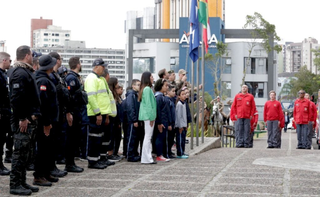 Hasteamento das Bandeiras marca abertura da Semana da Pátria em Joinville