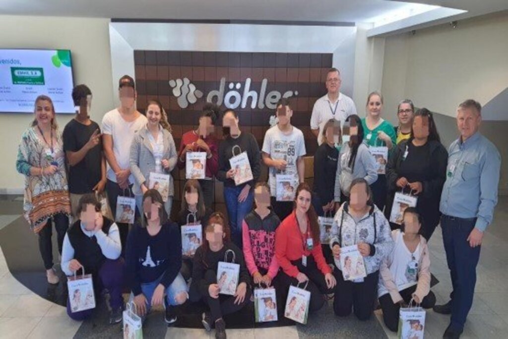 Jovens do Programa Novos Caminhos visitam sede de indústria têxtil de Santa Catarina