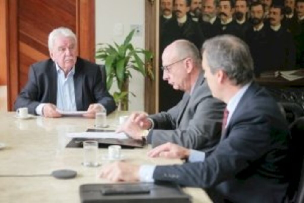 Vicente Schmitt/Agência AL - Deputado Moacir Sopelsa, desembargador Leopoldo Augusto Brüggemann, presidente do TRE-SC, e Gonsalo Ribeiro, diretor-geral do TRE-SC