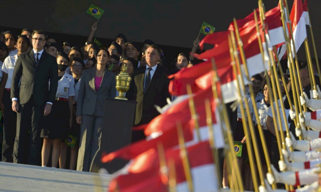 Bolsonaro recebe no Planalto coração de Dom Pedro I