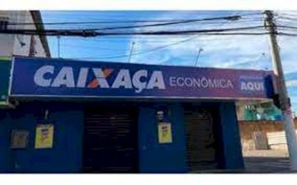 Bar 'Caixaça Econômica' faz sucesso, mas banco notifica