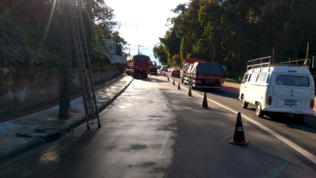 Trecho da rua Aubé está em meia pista e agentes de trânsito orientam motoristas