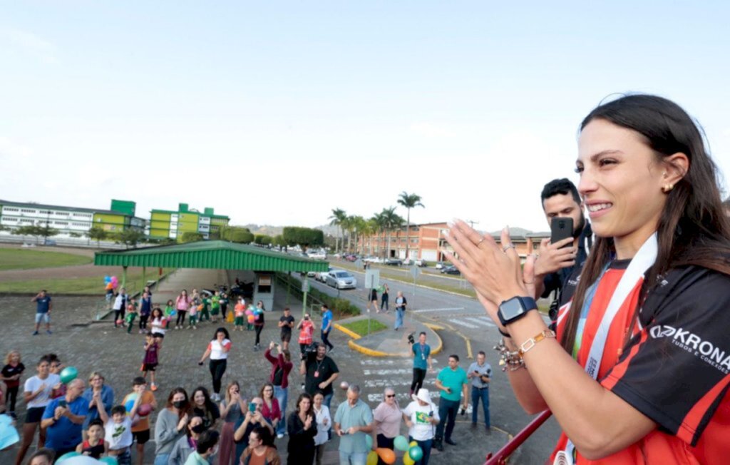 Medalhista mundial, Letícia Oro desfila em caminhão dos bombeiros ao chegar em Joinville