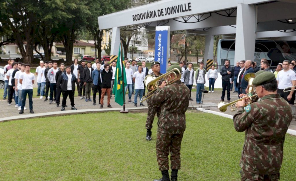 Jovens de Joinville dispensados do Serviço Militar fazem Juramento à Bandeira