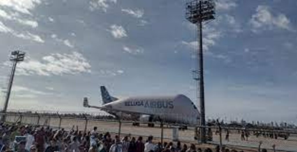 Avião baleia' faz pouso inédito em Fortaleza e leva curiosos ao aeroporto