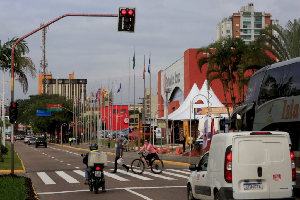 Semáforo em frente ao Centreventos Cau Hansen recebe equipamento para aumentar segurança de pedestres