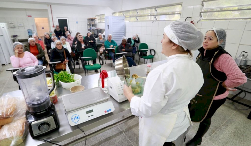 Cozinheiras de Escolas e CEIs municipais recebem capacitação com foco em alimentação saudável