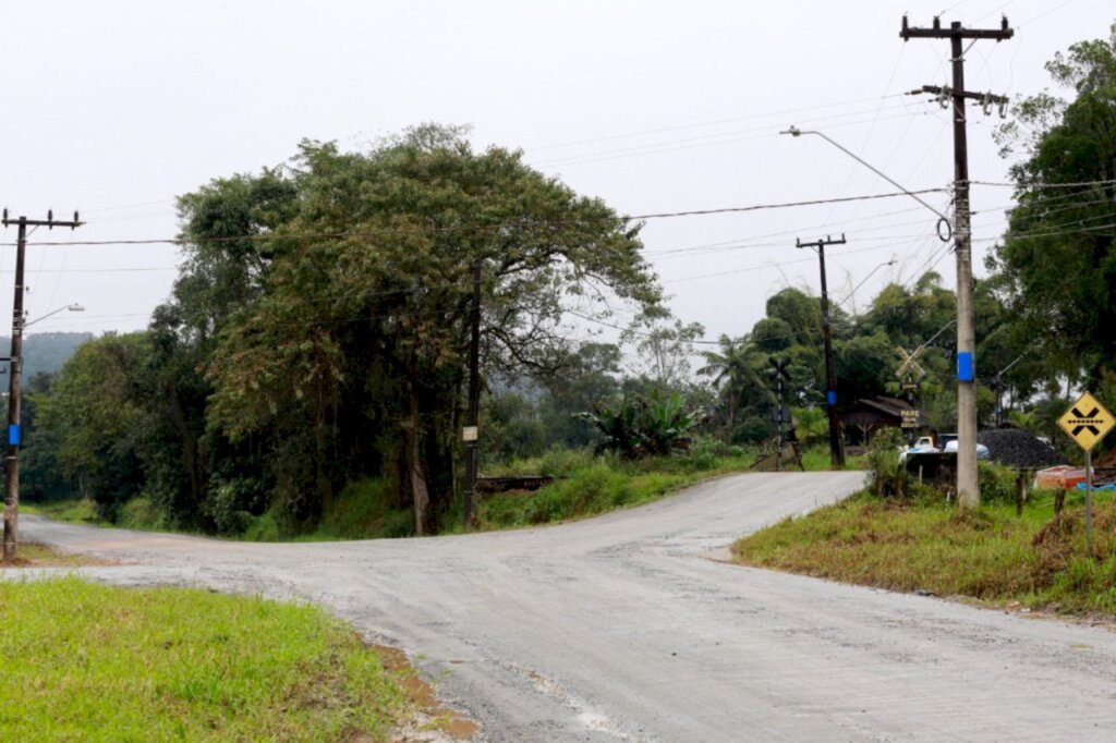 Trânsito no Jativoca está liberado, mas obras na linha férrea continuam