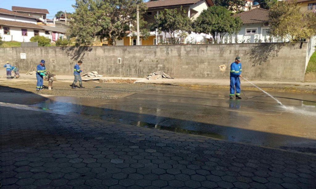 Finalizado o reparo emergencial na rede de esgoto na rua Monsenhor Gercino