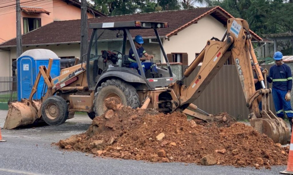 Águas de Joinville realiza obra neste domingo na rua Minas Gerais.