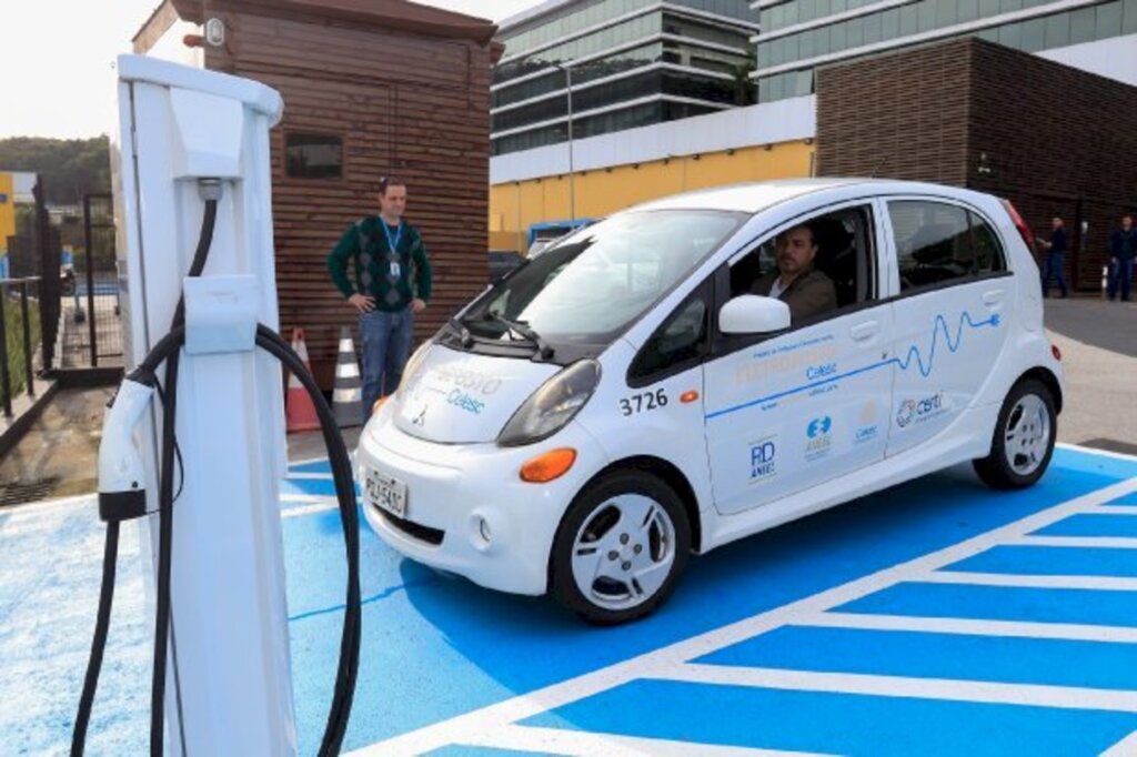 Celesc e Governo de Santa Catarina inauguram um dos maiores corredores elétricos do país