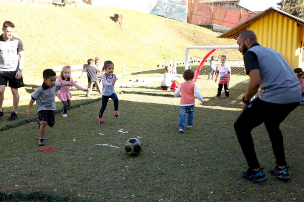 Crianças de CEI da Rede Municipal de Joinville idealizam e criam campinho de futebol