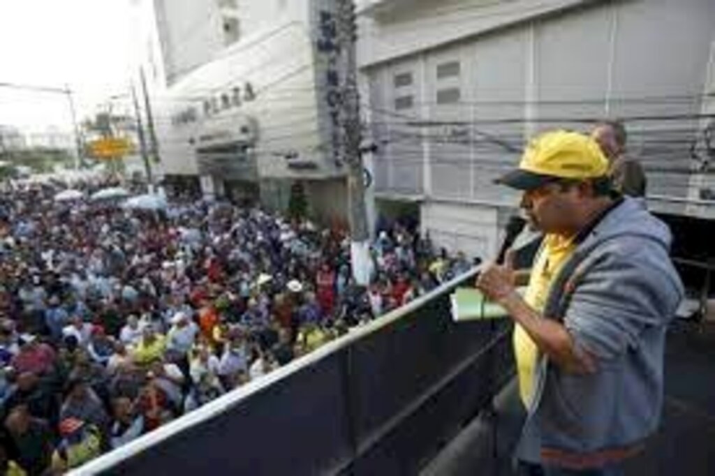 Motoristas e cobradores de ônibus decidem fazer nova greve em SP