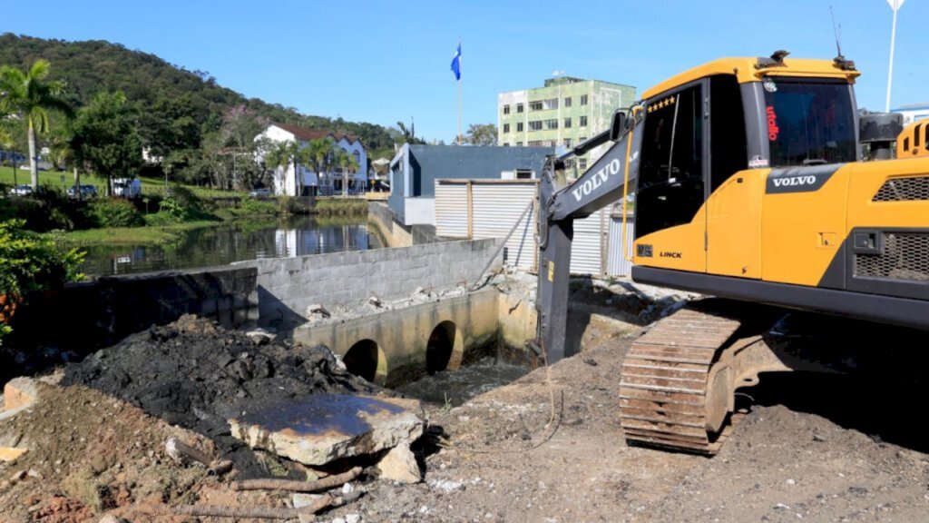 Prefeitura inicia implantação de nova galeria e recuperação viária na avenida Dr. Albano Schulz