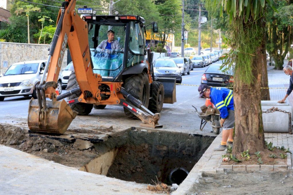 Prefeitura faz manutenção em galeria na rua Fernando de Noronha