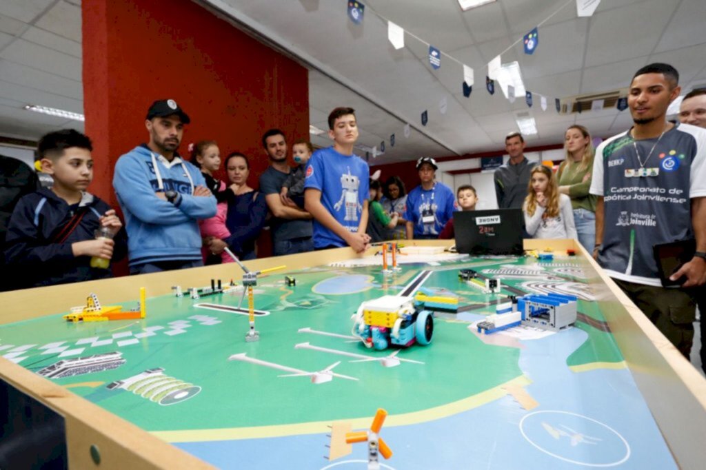 Campeonato Joinvilense de Robótica premiou oito clubes de robótica da Rede Municipal de Ensino