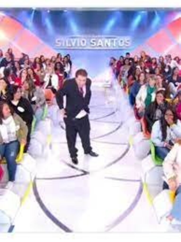 Silvio Santos perde as calças durante o programa e fica só de cueca