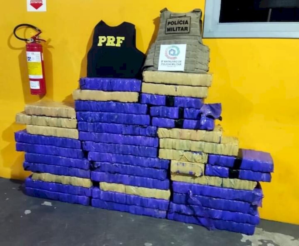 PRF e PM prendem quadrilha com 455 kg de maconha na BR 101 em Joinville