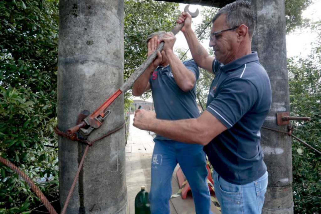 Prefeitura de Joinville realiza reparos na ponte pênsil da rua Praia Grande, no Comasa