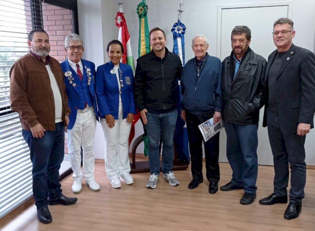 PMJ - Da esquerda p/ a direita; Gilberto Leal Júnior (secretário de Governo), Aparecido Martins (governador do LD-5 (Denise Martins (esposa do governador), Adriano Silva (prefeito Municipal), Ary Silveira de Souza (Lions Clube Joinville ? Iririú), Sidônio Luiz Rosa Cassol (Lions Clube Cidade de Joinville), Ademar Talmann (Lions Clube Joinville Iririú)