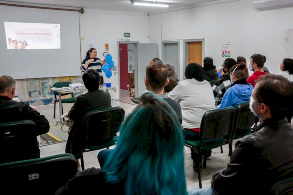 Famílias Acolhedoras participam de palestra no dia mundial do serviço