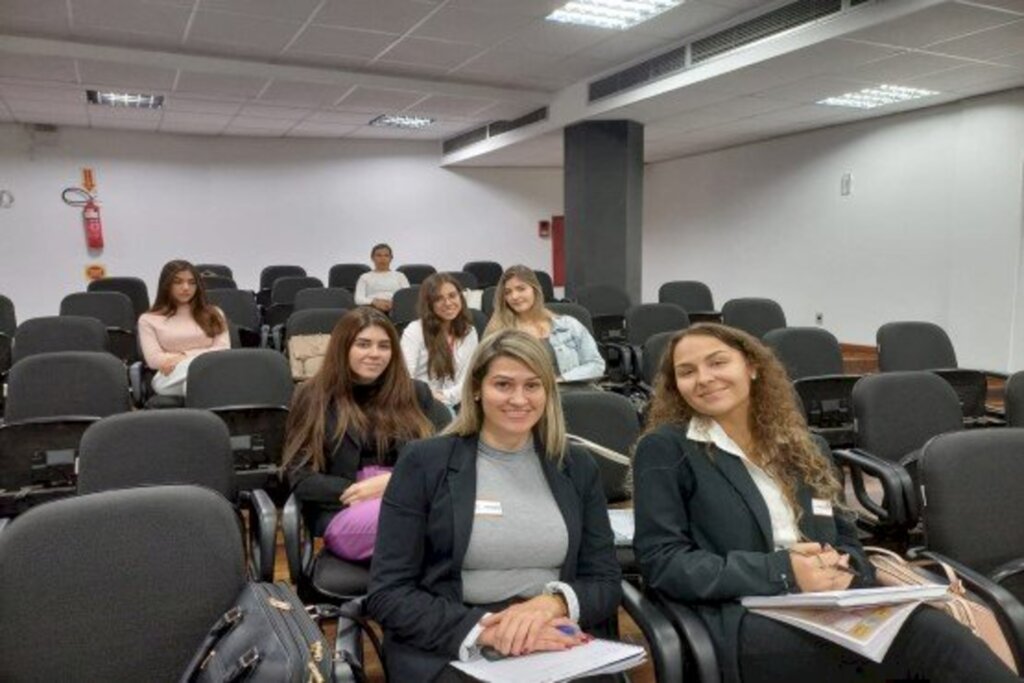 Acadêmicos de Direito retomam rotina de assistir júris presencialmente em Joinville