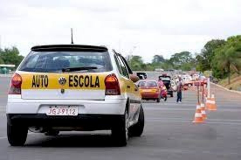 Autoescolas podem deixar de ser obrigatórias para tirar CNH