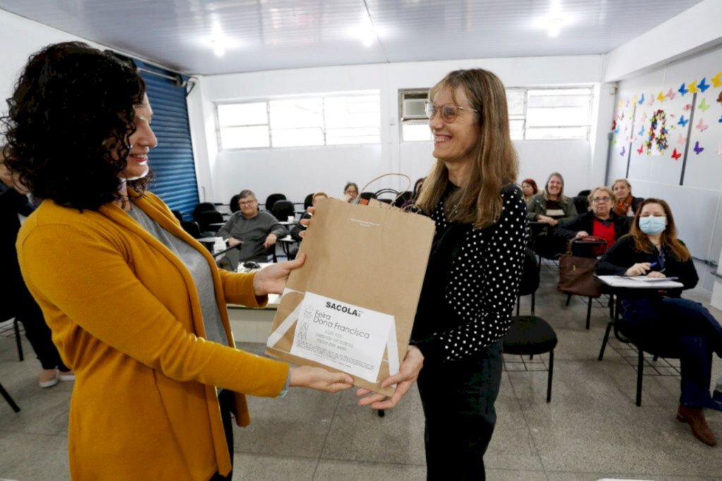 Empreendedores da Feira Dona Francisca usam sacolas reutilizadas