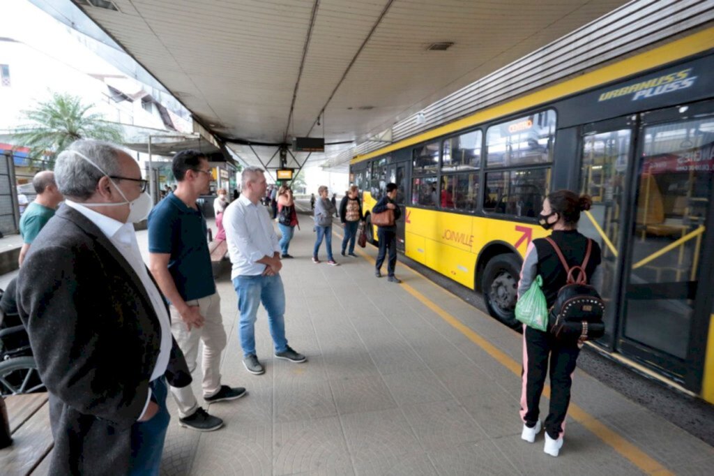 Consultores que analisam o Transporte Coletivo de Joinville participam de reuniões e visitam Terminal Central