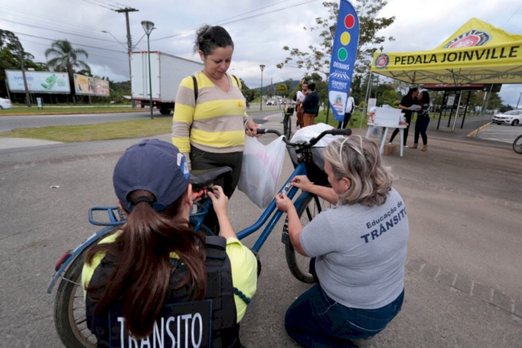 Ação educativa da Escola de Trânsito orienta ciclistas durante o Maio Amarelo