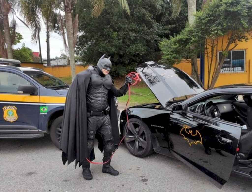 Batman em apuros é salvo pela Policia Rodoviária Federal