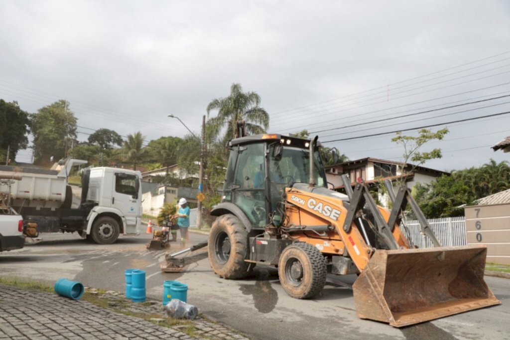 Obra na rede de água na rua Xanxerê continua durante o dia