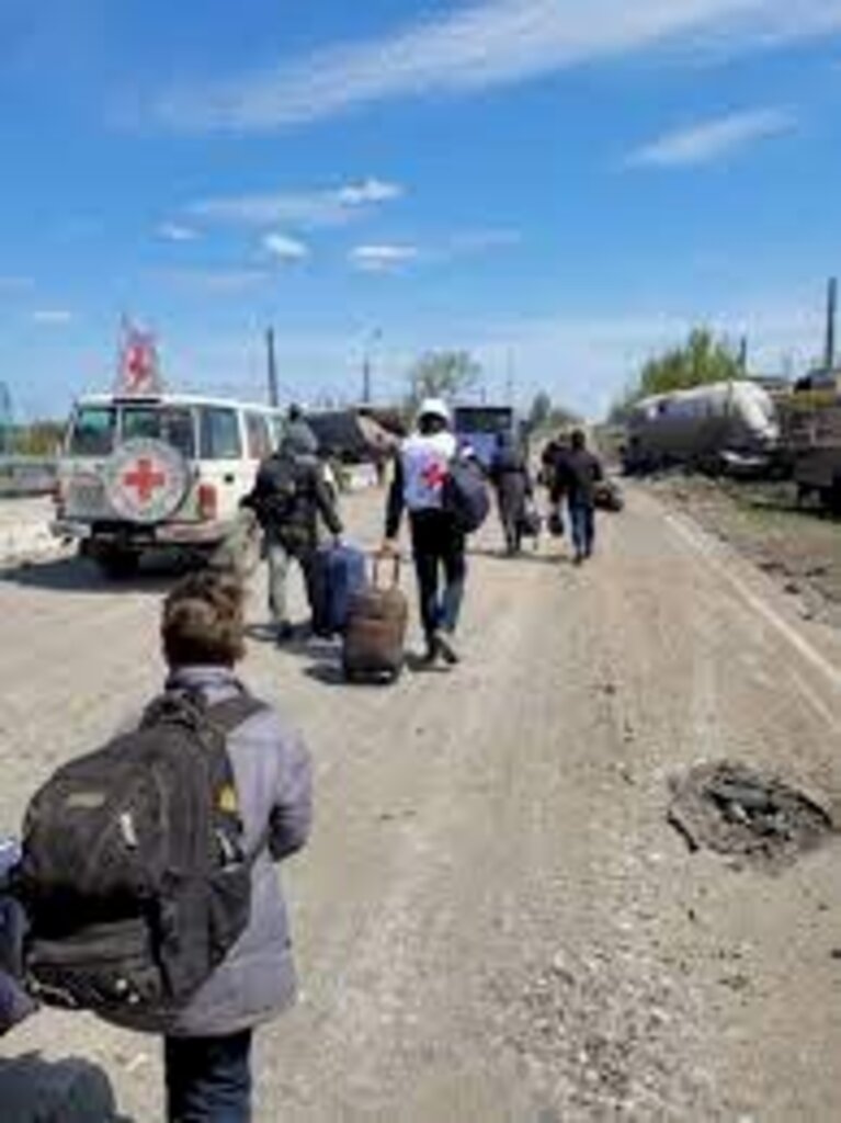 Civis são retirados em ônibus de siderúrgica sitiada em Mariupol