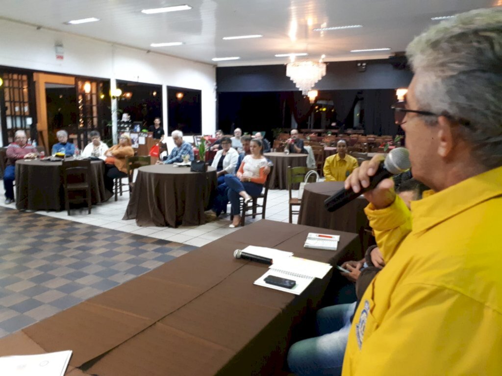 JI Online/Jornal dos Bairros de Joinville - Governador do Distrito LD-5, Aparecido Martins  proferindo palestra na AJAO, em Joinville