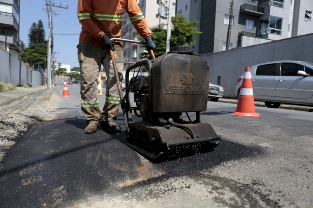 Águas de Joinville reforça atividades de recuperação do pavimento de ruas