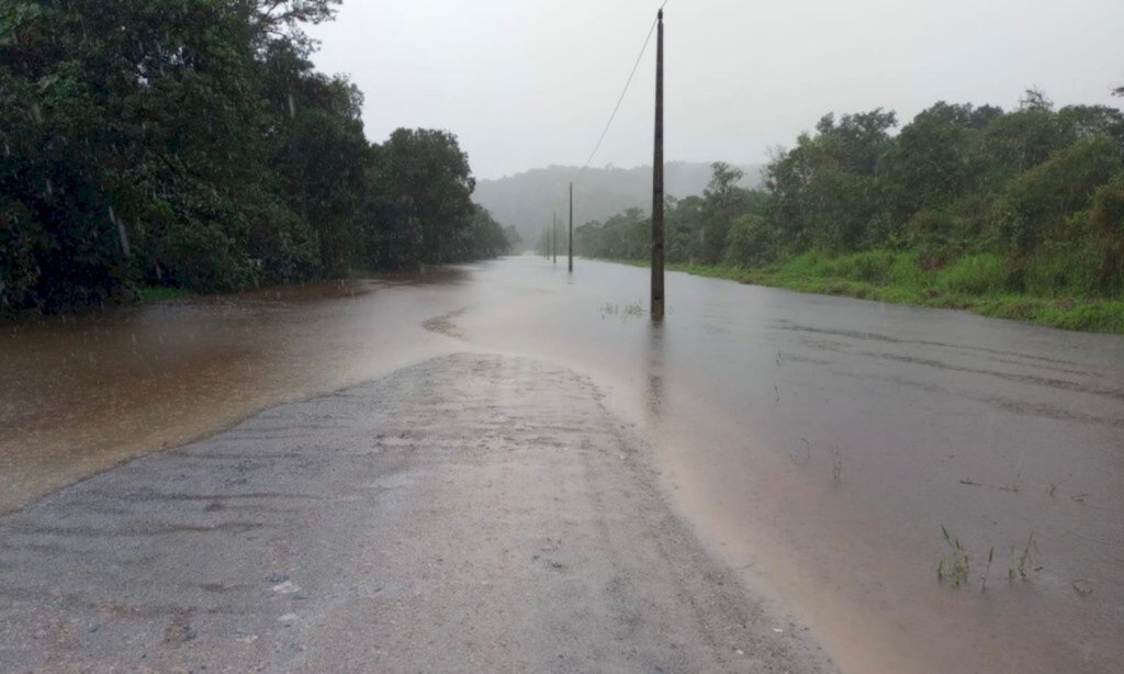 Defesa Civil de Joinville monitora ponto de alagamento no fim da Estrada Arataca