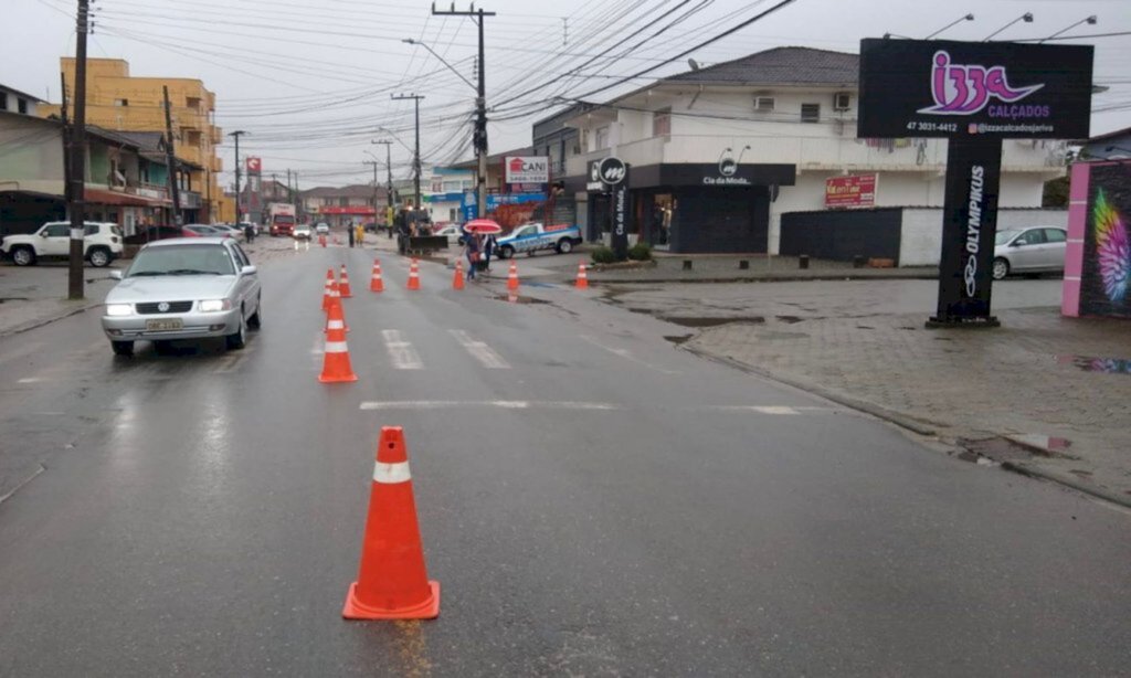 Águas de Joinville trabalha em conserto de vazamento na zona Sul