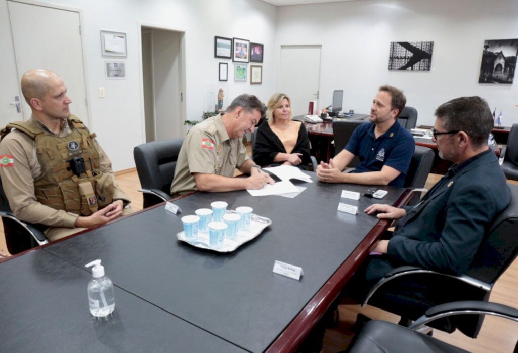 Prefeitura de Joinville assina convênio com a Polícia Militar