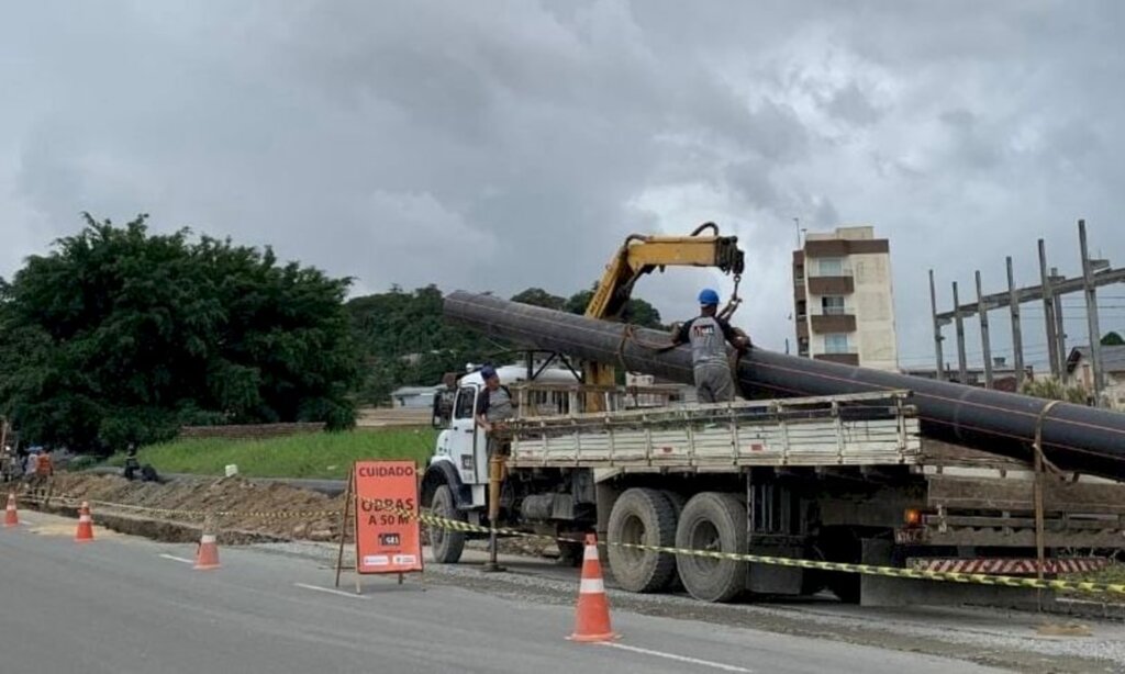 Águas de Joinville realiza obra para interligação da rede de esgoto na avenida Paulo Schroeder