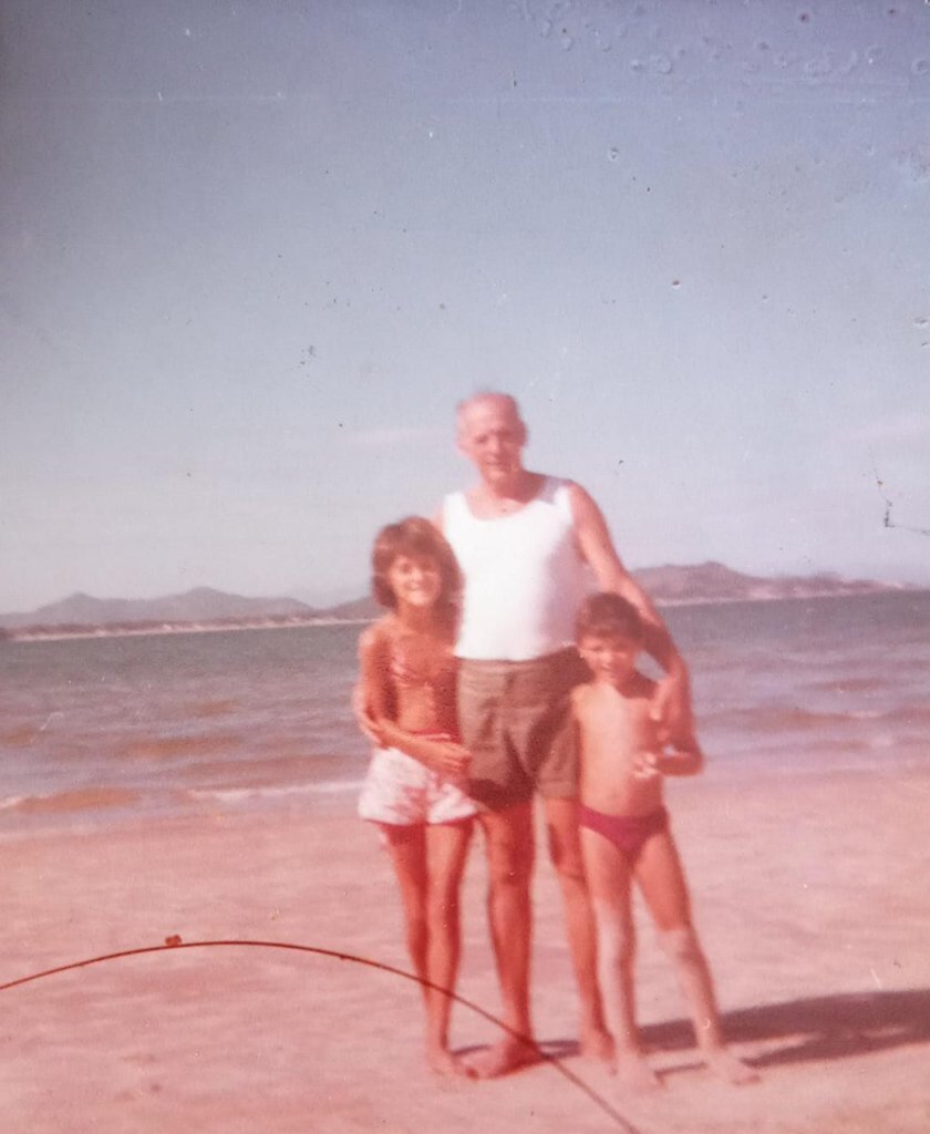 Foto cedida por Maria Fernanda, neta de Etelvino. - Na praia de Ponta das Canas em Florianópolis, Etelvino Silveira de Souza com o neto Laerte Clóvis de Souza Filho e a menina Elizabete