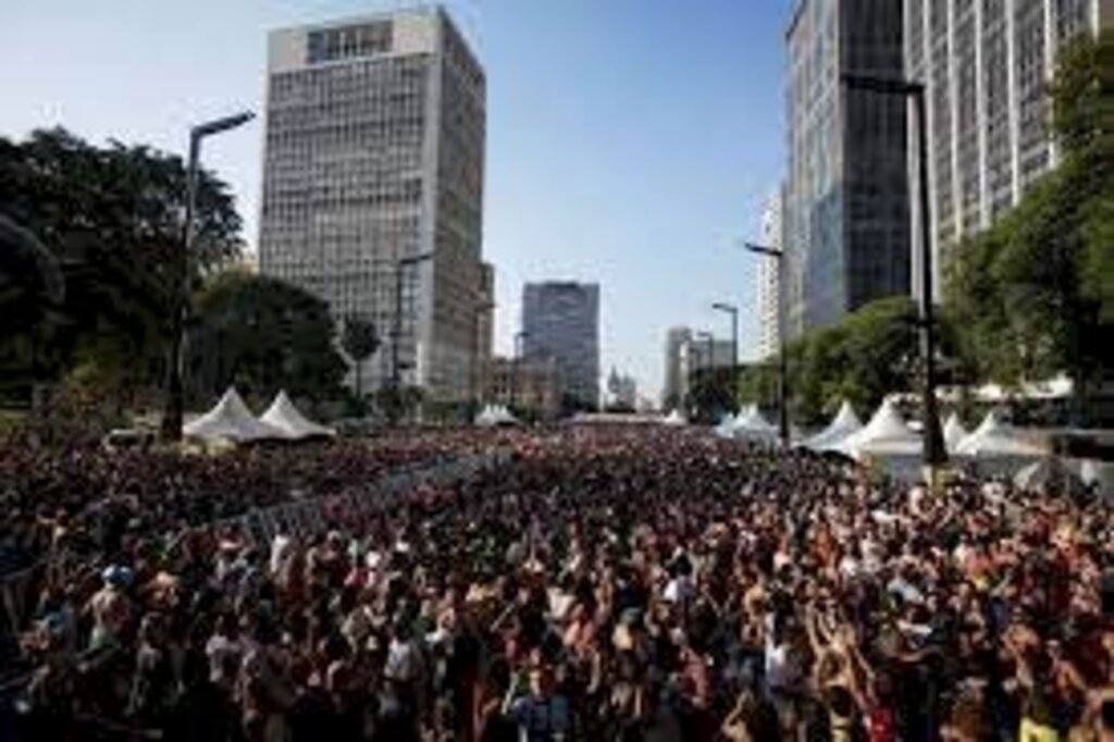 Baixo Augusta dá o grito final do carnaval fora de época de SP