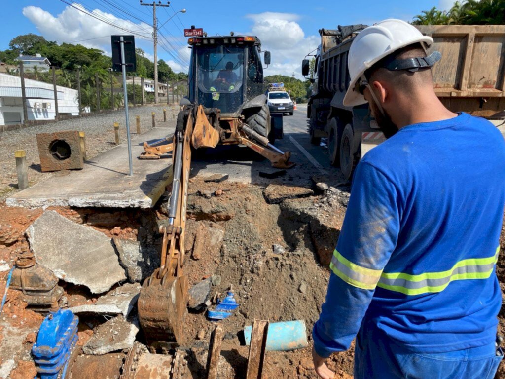 Vazamento na rua Arno Waldemar Dohler interrompe abastecimento em 12 bairros