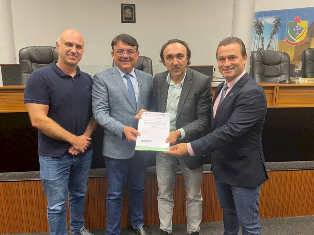 Divulgação - Marcio Metzner, serv. da Udesc; Maurício Peixer, presidente da CVJ;diretor geral Udesc Joinville,Antônio Heronaldo de Sousa e Érico Veríssimo, primeiro secretário da CVJ