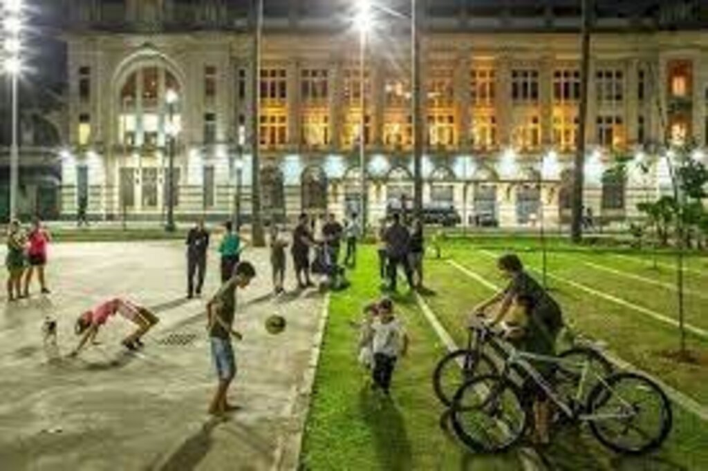 Crianças brincam e andam de bike na 'velha Cracolândia'