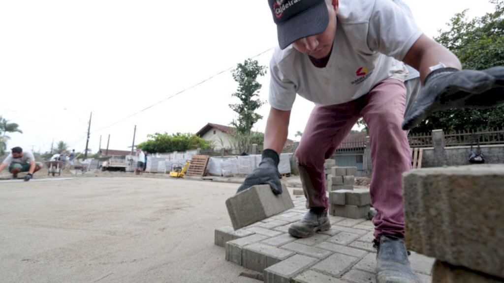 Prefeitura de Joinville realiza primeira obra do novo modelo do Programa de Pavimentação Comunitária