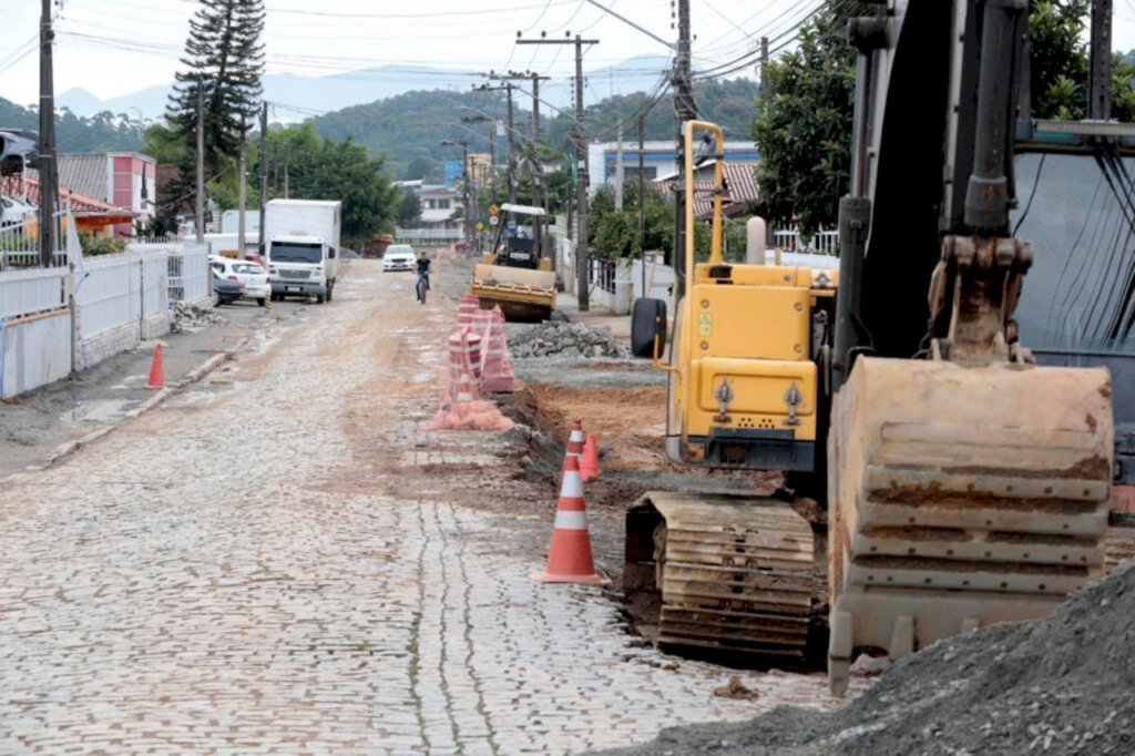 Três linhas do transporte coletivo têm itinerário alterado temporariamente durante obra na rua Sorocaba