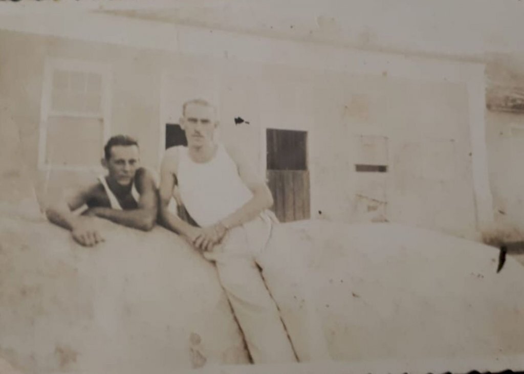 Foto/1945/arquivo do autor - Etelvino   e o cunhado Arnoldo Dettmer - o herói está deitado de bruços sobre pedra  que existia em frente a casa de seus pais  na Ponta Baixo, em São José