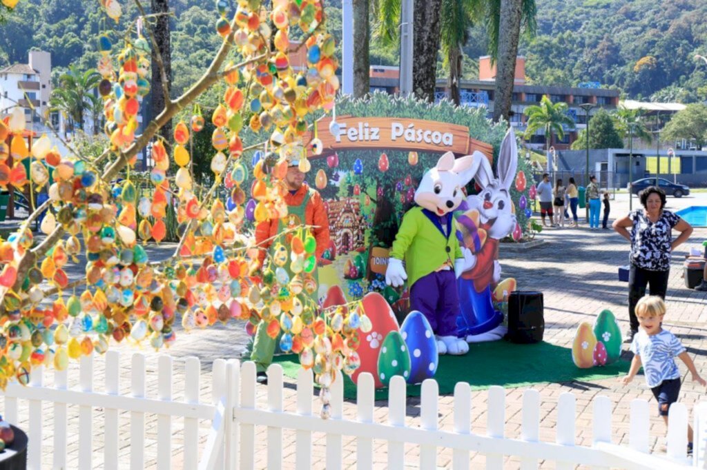 Público prestigia programação especial de Páscoa na Praça Dario Salles