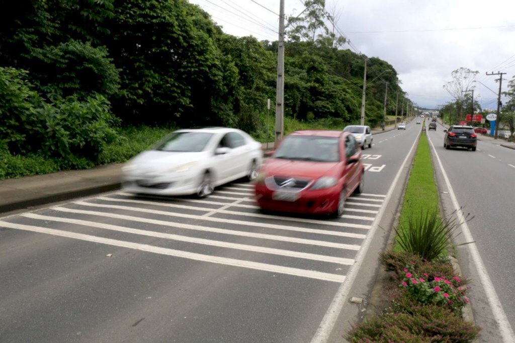 Prefeitura de Joinville reforça sinalização na avenida Santos Dumont