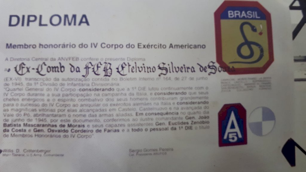 Imagem: Arquivo pessoal do autor - Diploma de Membro Honorário do IV Corpo do V Exército dos Estados Unidos conferido  ao ex-combatente Etelvino Silveira de Souza     ?A Diretoria  Central  da  ANVFEB confere o presente Diploma ao Ex-combatente Etelvino Silveira de Souza (Ex VII- transcrição da autorização contida no Boletim Interno n. 164 de 27 de junho  e 1945, da 1ª Divisão de Infantaria Divisionária.?  ?Quartel General do IV Corpo -  considerando que a 1ª DIE lutou continuadamente com o IV Corpo durante a sua participação na campanha da Itália ? e considerando  que seus chefes  enérgicos e com espírito combat